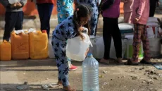 من 85 إلى 20 لتراً يومياً: انهيار حاد في إمدادات المياه بقطاع غزة