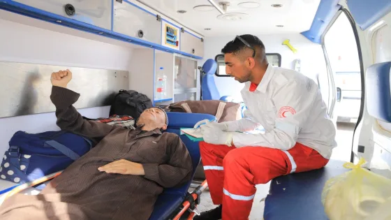 الهلال الأحمر الفلسطيني ينفذ عملية إجلاء جديدة لمرضى ومرافقين للعلاج خارج غزة عبر معبر رفح