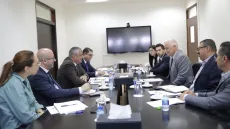 بسيسو يبحث مع مسؤول أمريكي تدخلات “الأشغال” بغزة
