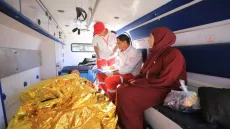 إجلاء 73 مريضاً ومرافقاً من مستشفى المواصي الميداني إلى معبر رفح