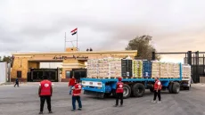 الهلال الأحمر المصري يدخل الدفعة 240 من شاحنات المساعدات إلى قطاع غزة
