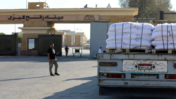 استئناف ادخال شاحنات المساعدات والوقود إلى قطاع غزة