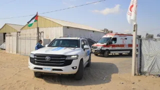 الهلال الأحمر الفلسطيني يشارك في إجلاء مرضى ومرافقين من غزة للعلاج عبر معبر رفح