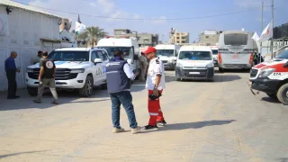 الهلال الأحمر الفلسطيني يشارك في إجلاء مرضى من غزة عبر معبر رفح