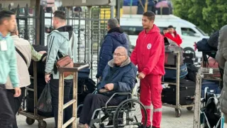معبر رفح يستقبل دفعة جديدة من الجرحى الفلسطينيين لتلقي العلاج بالمستشفيات المصرية