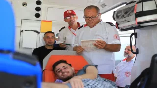 بالصور: الهلال الأحمر يشارك في إجلاء دفعة جديدة من مرضى ومصابي غزة عبر معبر رفح
