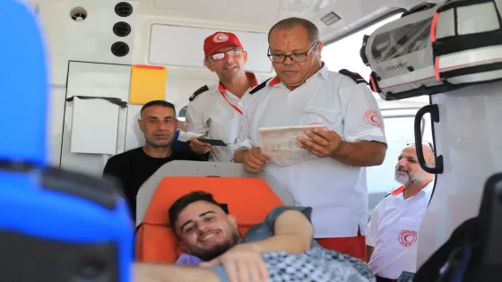 بالصور: الهلال الأحمر يشارك في إجلاء دفعة جديدة من مرضى ومصابي غزة عبر معبر رفح