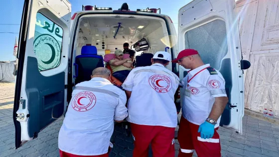 بالصور: الهلال الأحمر يشارك في إجلاء مرضى ومصابي قطاع غزة للعلاج بالخارج
