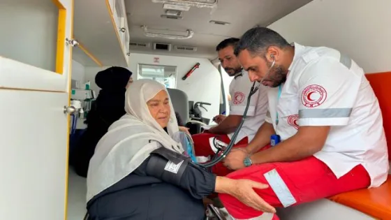 بالصور: إجلاء مرضى ومرافقين واستقبال عائدين من مصر إلى قطاع غزة