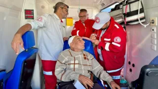 بالصور: غزة: إجلاء عدد من المرضى والمرافقين للعلاج خارج القطاع خلال يومين