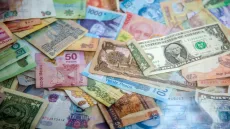 صورة توضيحية لأوراق نقدية تمثل العملات الأجنبية وأسعار الصرف